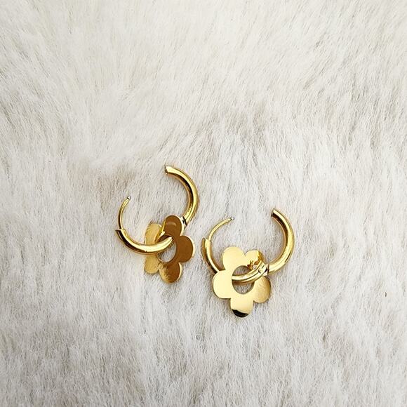 NEW Elegant Gold Clover Flower Huggie Hoop Earrings - Picture 12 of 12